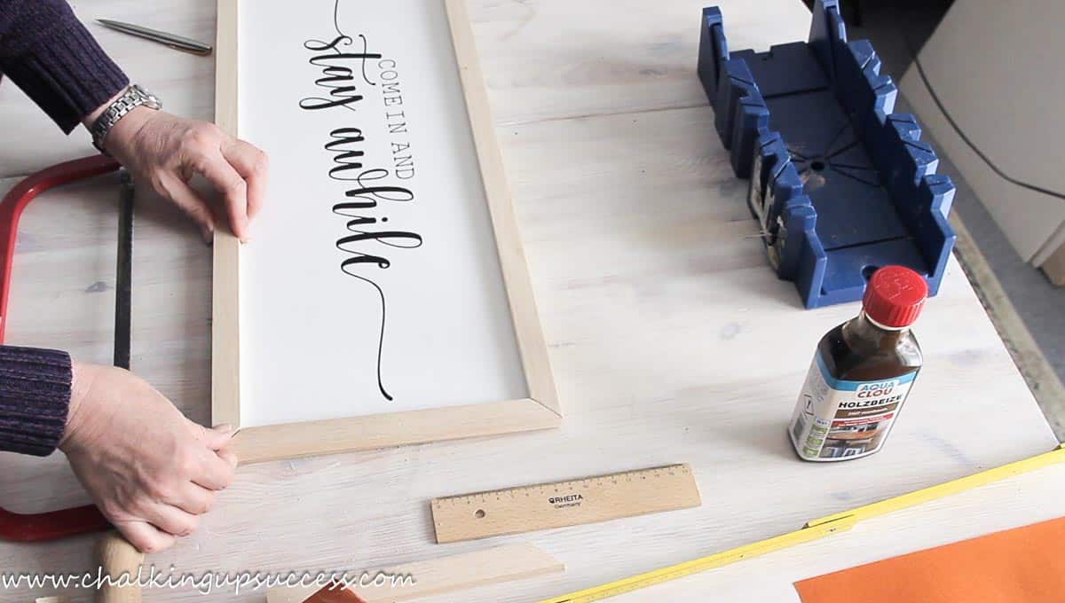Press the corners of the frame together after gluing.